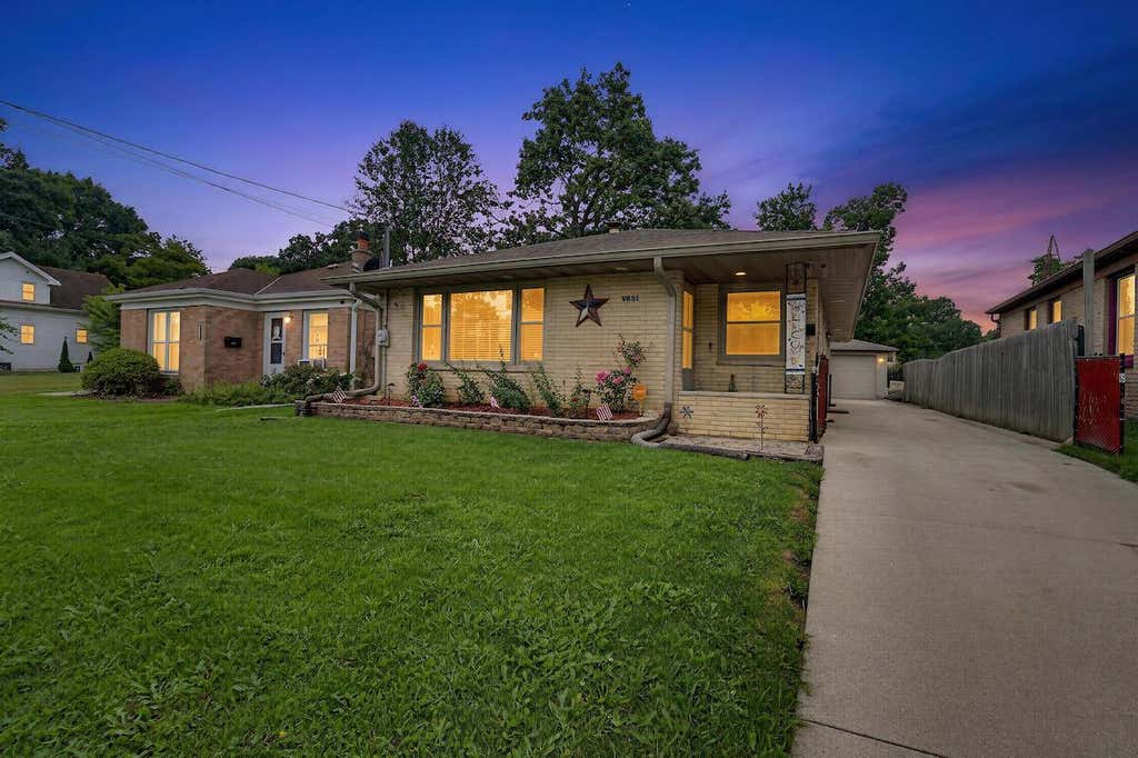 Photo of 418 Blaine AVENUE, Racine, WI 53405 (MLS # 1976306)