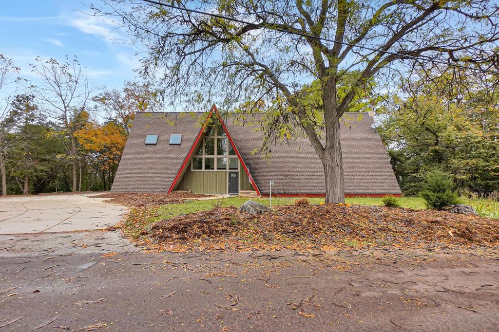 Photo of N67W32498 Wildwood Point ROAD, Hartland, WI 53029 (MLS # 1940519)
