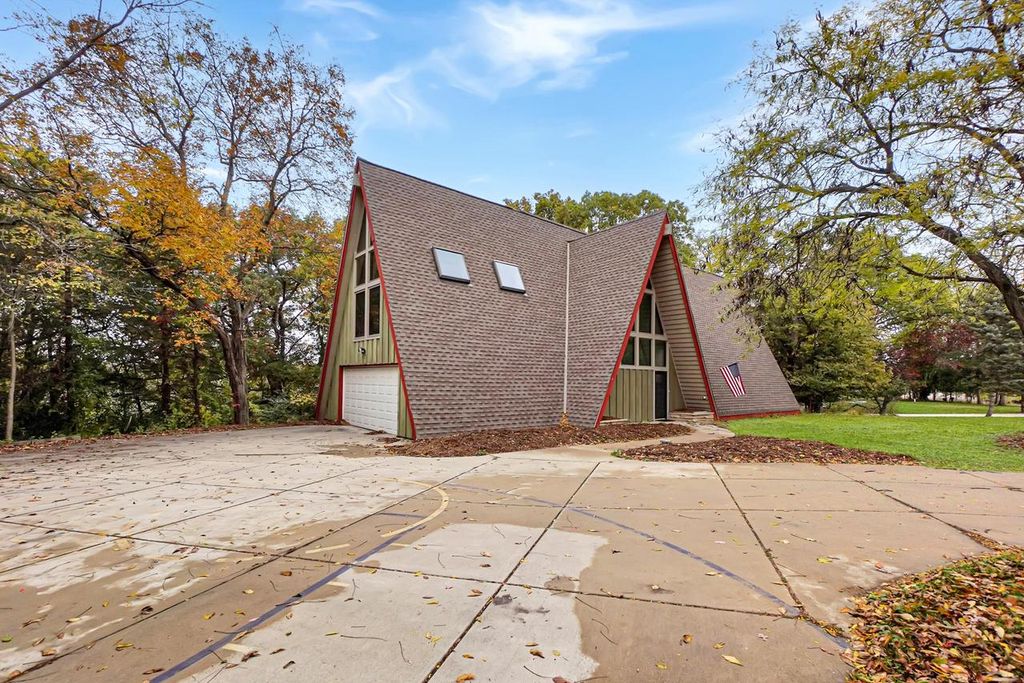 Photo of N67W32498 Wildwood Point ROAD, Hartland, WI 53029 (MLS # 1940519)