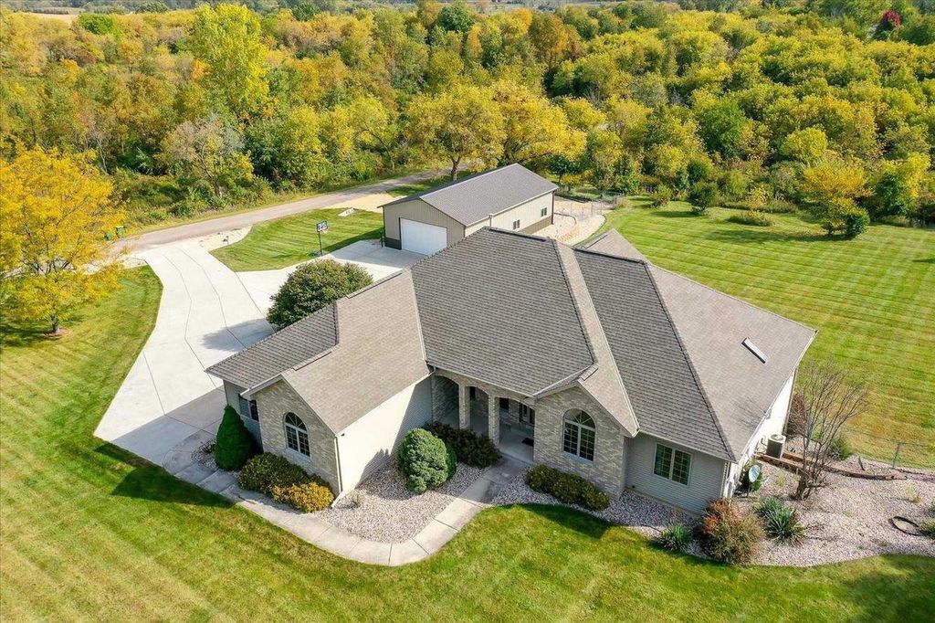 Photo of 500 Deer Pass ROAD, Saukville, WI 53080 (MLS # 1945022)