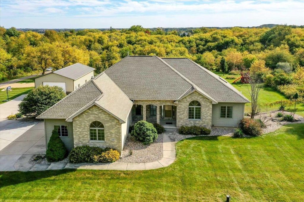 Photo of 500 Deer Pass ROAD, Saukville, WI 53080 (MLS # 1945022)