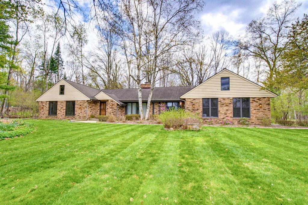 Photo of 4417 Indian TRAIL, Green Bay, WI 54313 (MLS # 50325120)