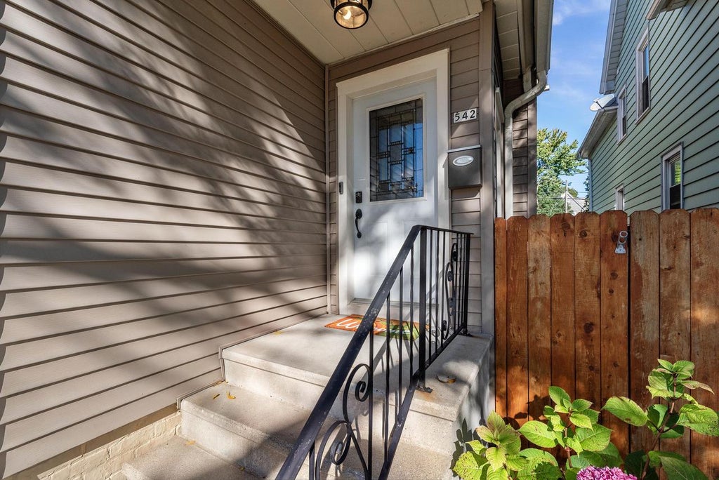 Photo of 542 E Potter AVENUE, Milwaukee, WI 53207 (MLS # 1983445)