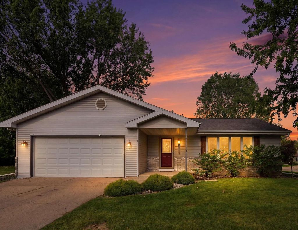 Photo of 1115 Sawtell COURT, Oshkosh, WI 54902 (MLS # 50325844)