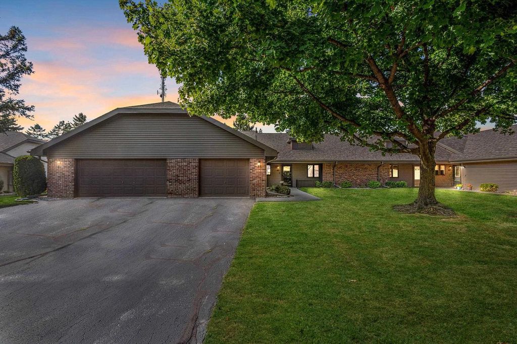 Photo of 83 Spencer Village COURT, Appleton, WI 54914 (MLS # 50316267)