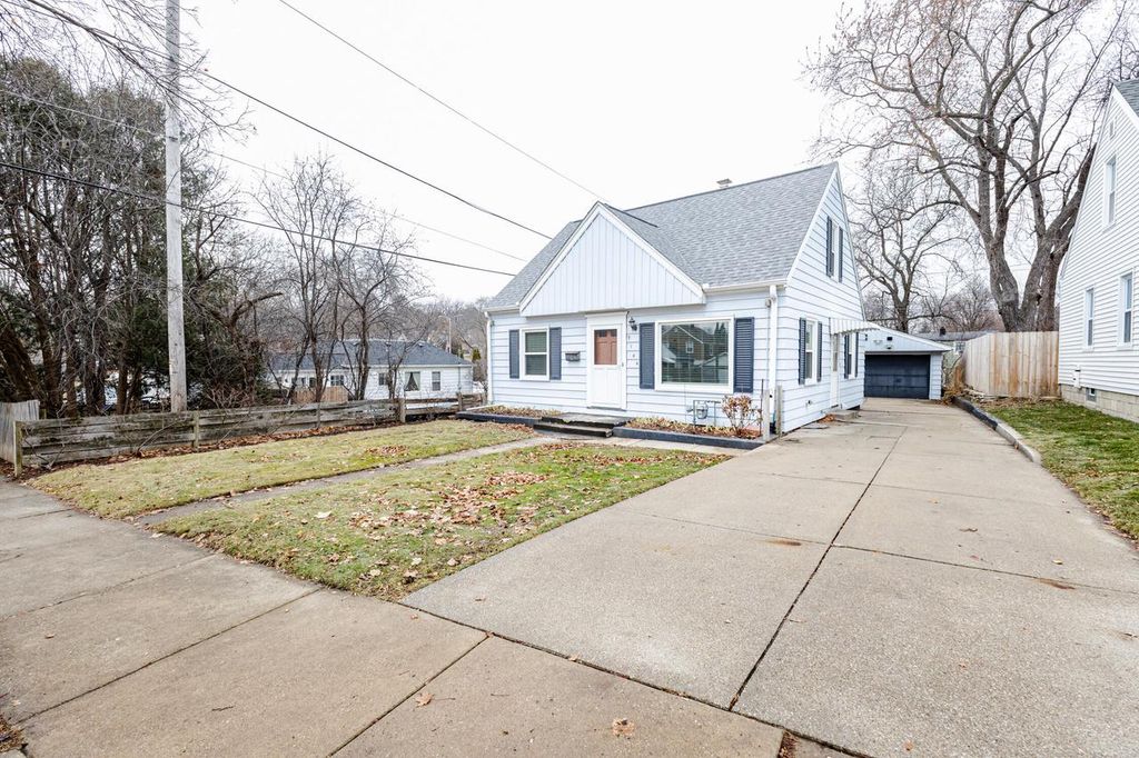 Photo of 9144 W Park Hill AVENUE, Milwaukee, WI 53226 (MLS # 1946838)
