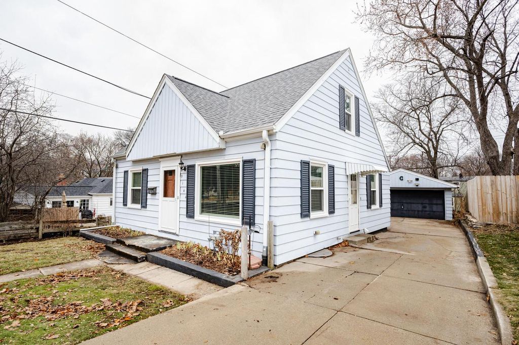 Photo of 9144 W Park Hill AVENUE, Milwaukee, WI 53226 (MLS # 1946838)
