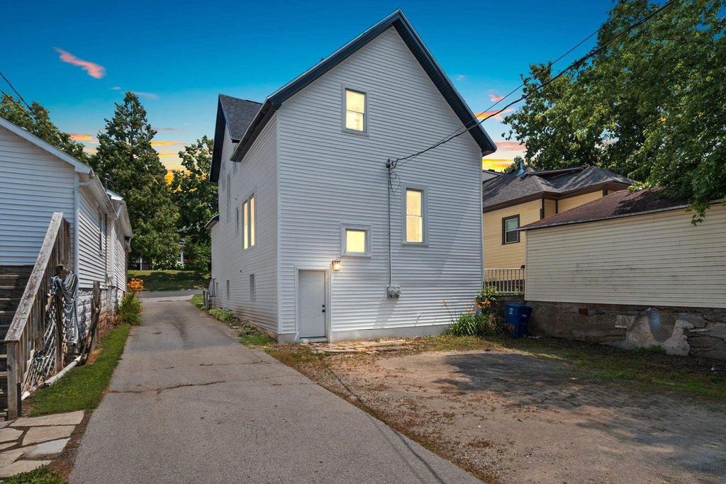 Photo of 416 S van Buren STREET, Green Bay, WI 54301 (MLS # 50317603)