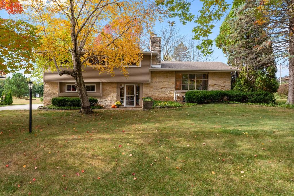 Photo of 8585 N Manor LANE, Fox Point, WI 53217 (MLS # 1938795)