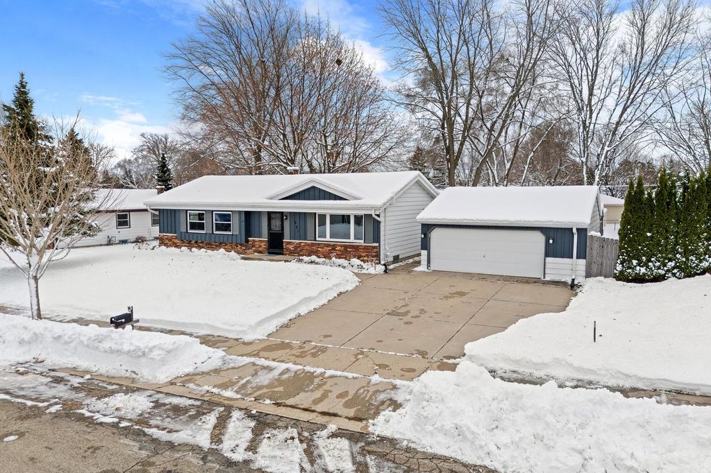 Photo of 231 W Juniper DRIVE, Grafton, WI 53024 (MLS # 1944447)