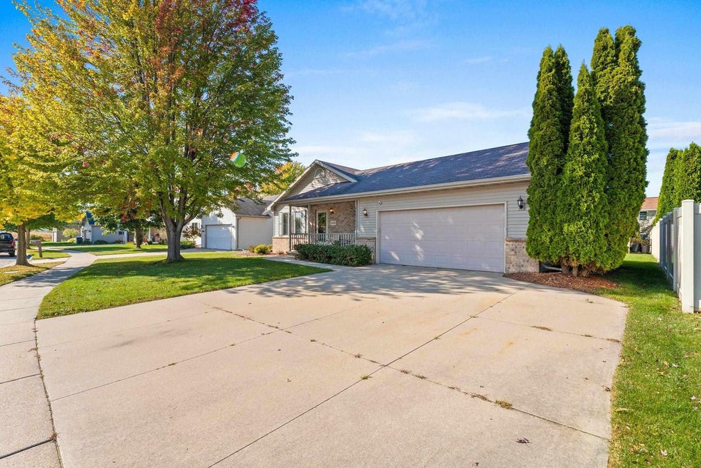 Photo of 2605 Maple Grove DRIVE, Neenah, WI 54956 (MLS # 50334277)