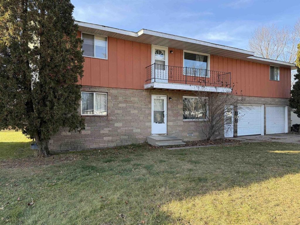 Photo of 2106-2108 Vermont AVENUE, Stevens Point, WI 54481 (MLS # 22600069)