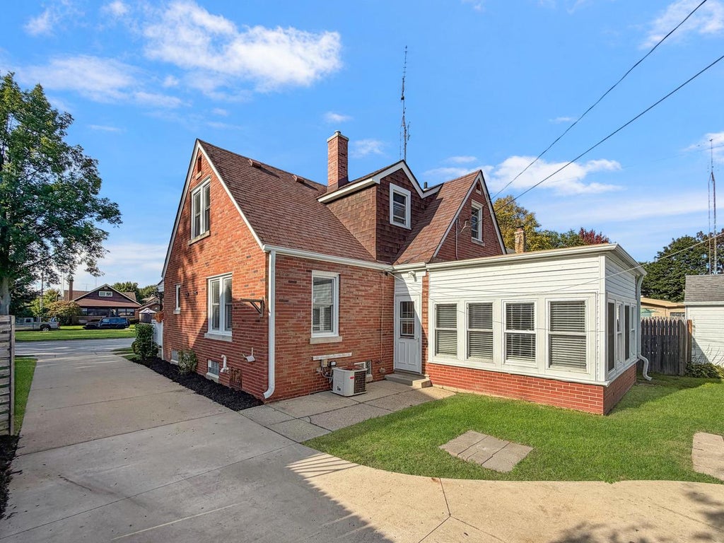 Photo of 2401 Lincoln ROAD, Kenosha, WI 53143 (MLS # 1982501)