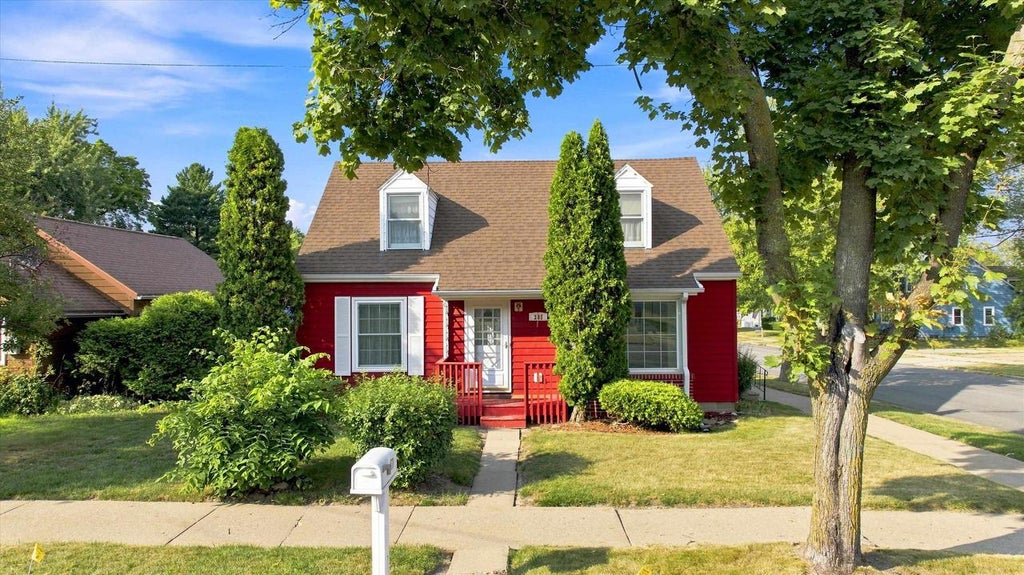 Photo of 201 W Doege STREET, Marshfield, WI 54449 (MLS # 22603848)