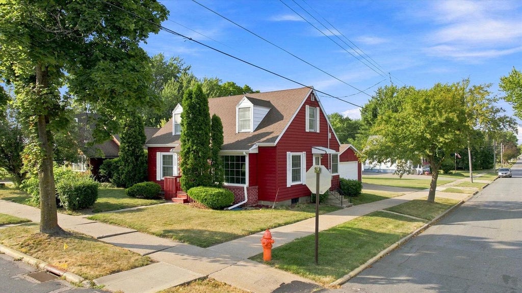 Photo of 201 W Doege STREET, Marshfield, WI 54449 (MLS # 22603848)