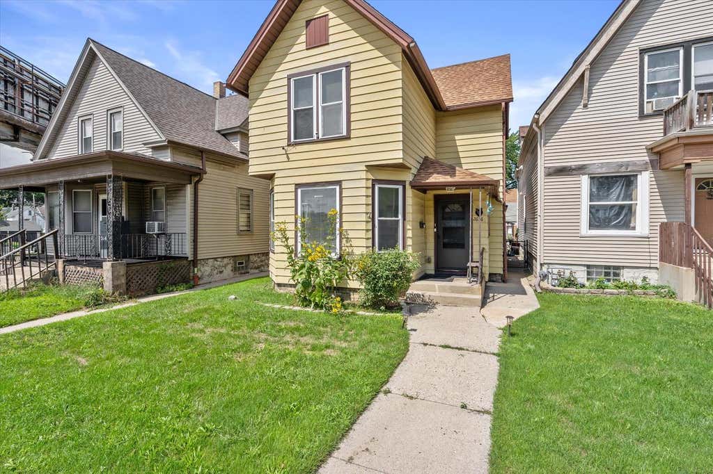 Photo of 2636 W Hayes AVENUE, Milwaukee, WI 53215 (MLS # 1977036)
