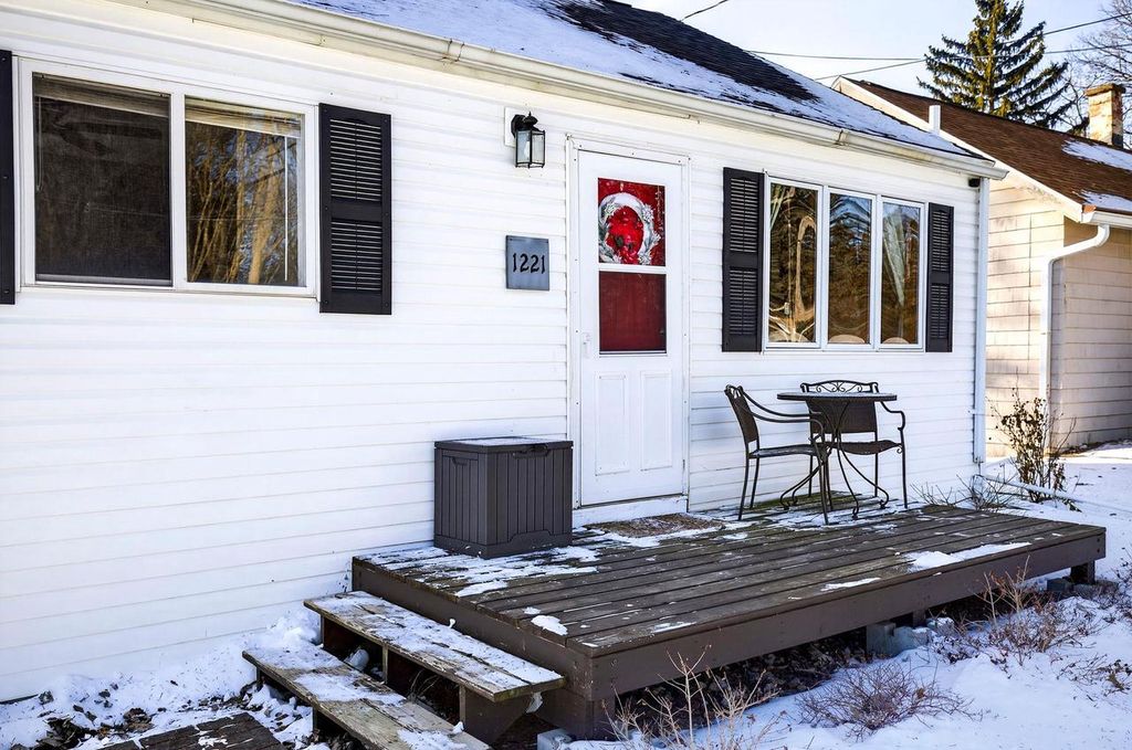 Photo of 1221 Hillcrest DRIVE, Kaukauna, WI 54130 (MLS # 50320767)