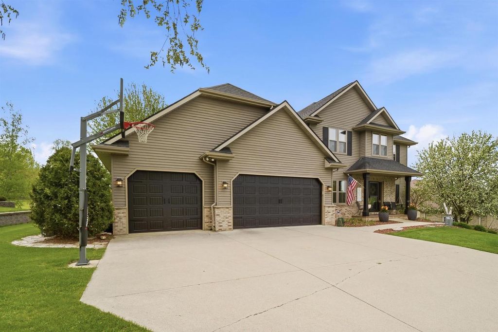 Photo of 412 Ledgewood DRIVE, Fond Du Lac, WI 54937 (MLS # 50325104)