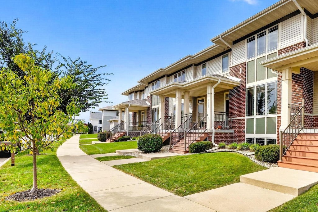 Photo of 1462 Smithfield DRIVE, Sun Prairie, WI 53590 (MLS # 2034106)