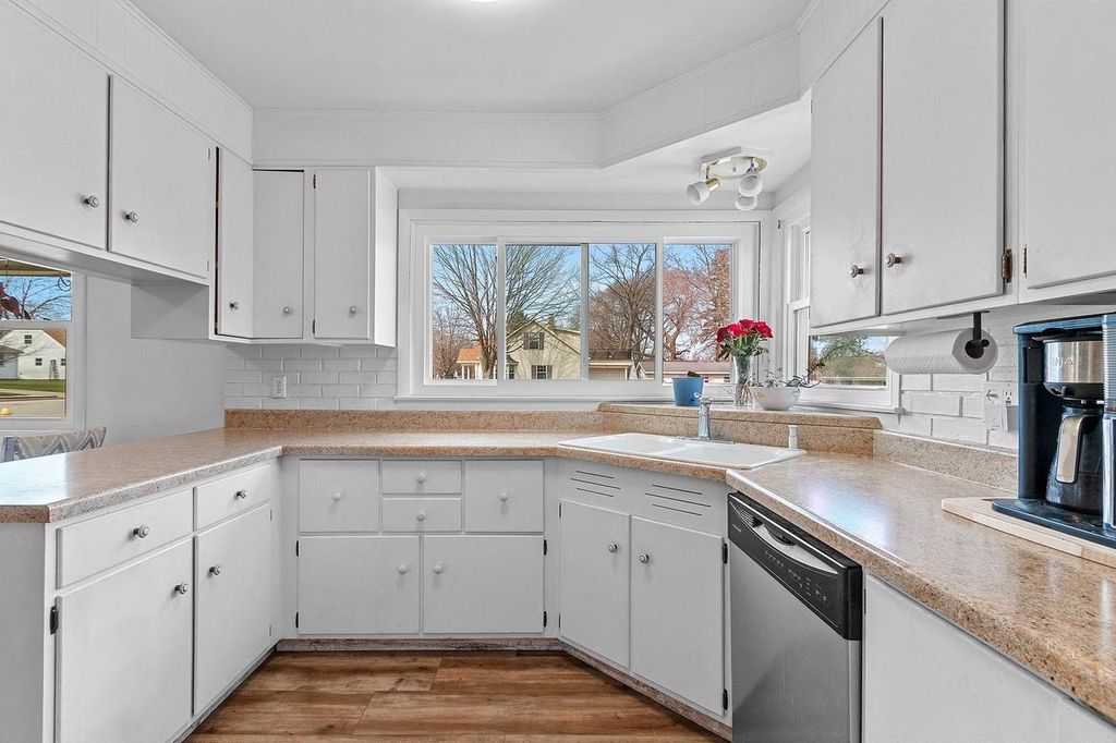 Photo of 1295 Hickory Hill DRIVE, Green Bay, WI 54304 (MLS # 50324137)