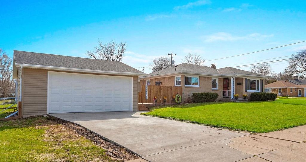 Photo of 1295 Hickory Hill DRIVE, Green Bay, WI 54304 (MLS # 50324137)