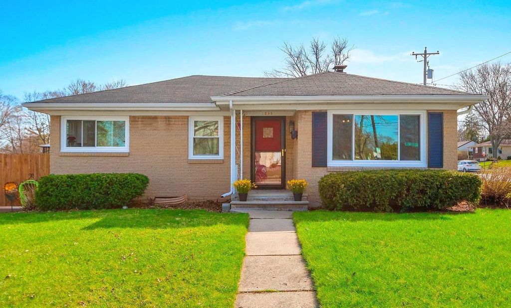 Photo of 1295 Hickory Hill DRIVE, Green Bay, WI 54304 (MLS # 50324137)