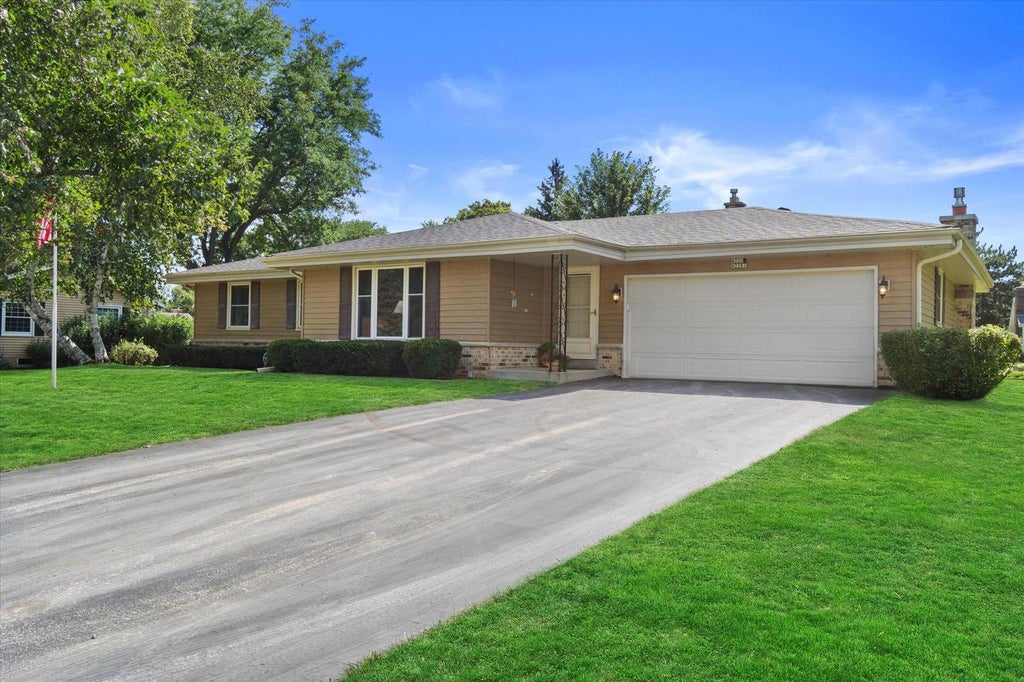 Photo of W222N2281 Glenwood LANE, Waukesha, WI 53186 (MLS # 1976726)