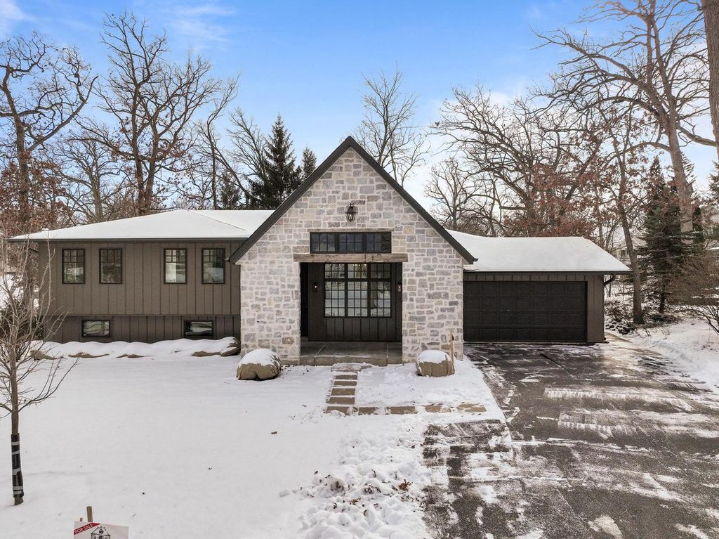 Photo of 853 Sauganash DRIVE, Fontana, WI 53125 (MLS # 1948006)