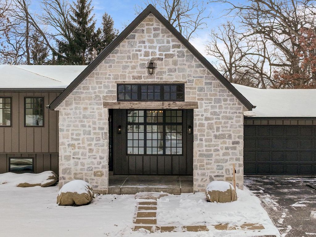 Photo of 853 Sauganash DRIVE, Fontana, WI 53125 (MLS # 1948006)