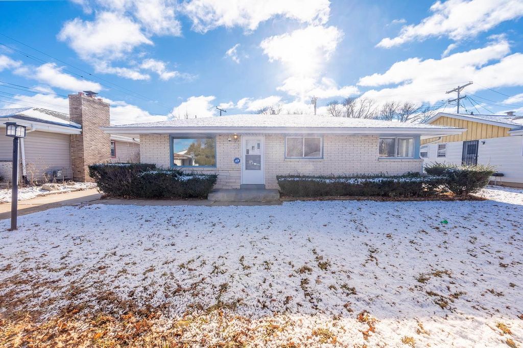 Photo of 7629 W Thurston CIRCLE, Milwaukee, WI 53218 (MLS # 1948084)