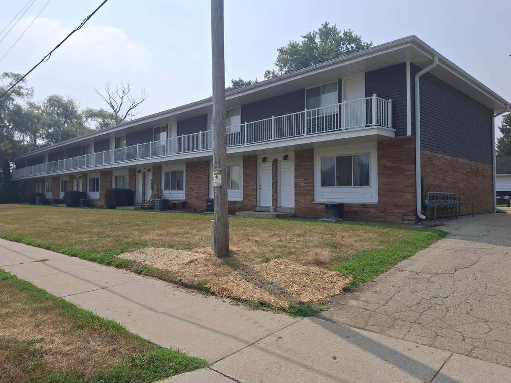Photo of 1405 Oconomowoc AVENUE, Watertown, WI 53094 (MLS # 2030213)