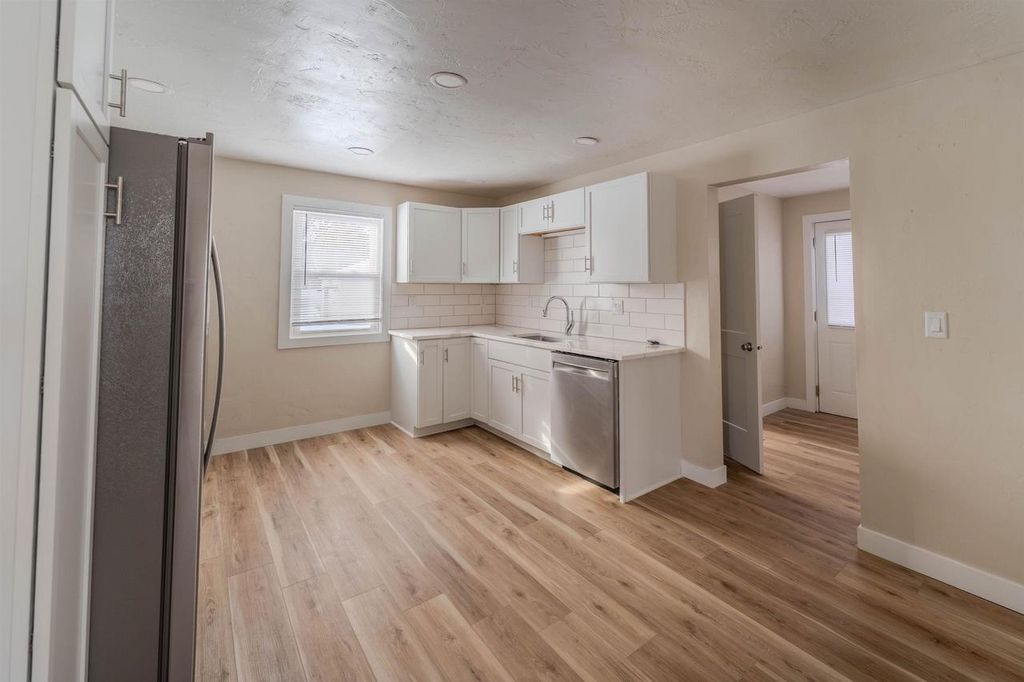 Photo of 1327 Monroe STREET, Oshkosh, WI 54901 (MLS # 50320310)