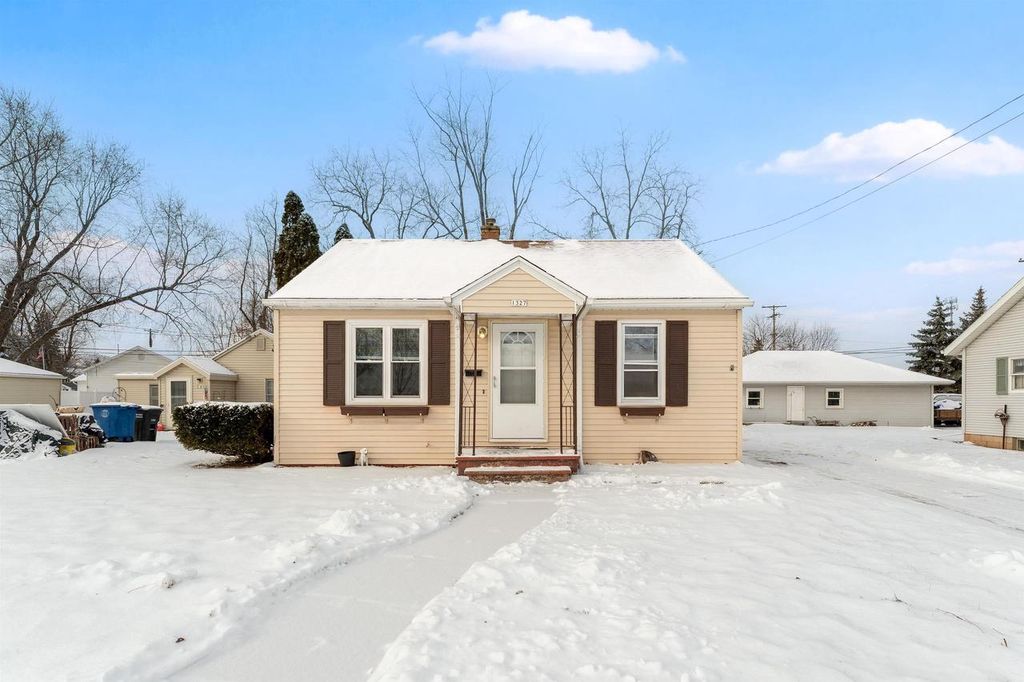 Photo of 1327 Monroe STREET, Oshkosh, WI 54901 (MLS # 50320310)