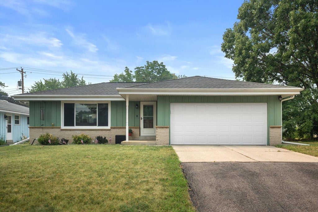 Photo of 9537 W Sarasota PLACE, Wauwatosa, WI 53222 (MLS # 1978678)
