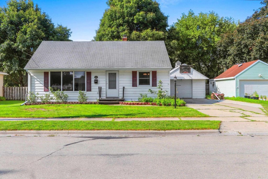 Photo of 1335 San Jose PLACE, Green Bay, WI 54303 (MLS # 50331714)