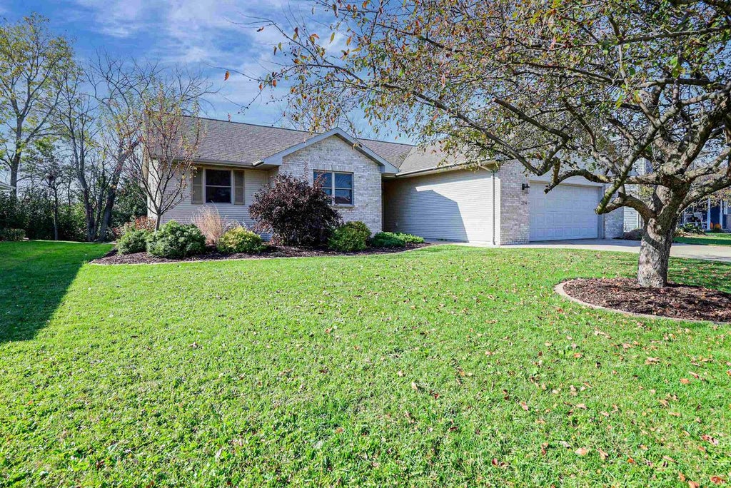 Photo of 2194 Deer Prairie DRIVE, Neenah, WI 54956 (MLS # 50334980)