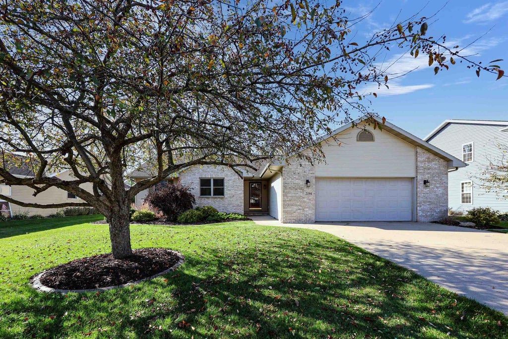 Photo of 2194 Deer Prairie DRIVE, Neenah, WI 54956 (MLS # 50334980)