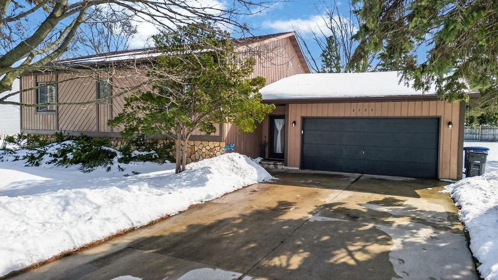 Photo of 2755 Montclair PLACE, Oshkosh, WI 54904 (MLS # 50322484)