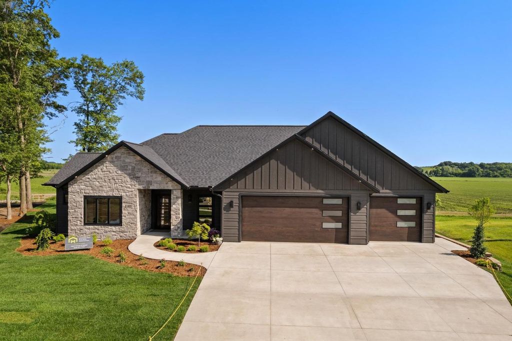 Photo of 405 Prairie View DRIVE, Portage, WI 53901 (MLS # 2019231)