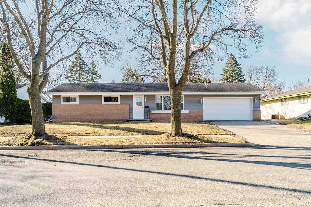 Photo of 1425 W 3rd AVENUE, Oshkosh, WI 54902 (MLS # 50322106)