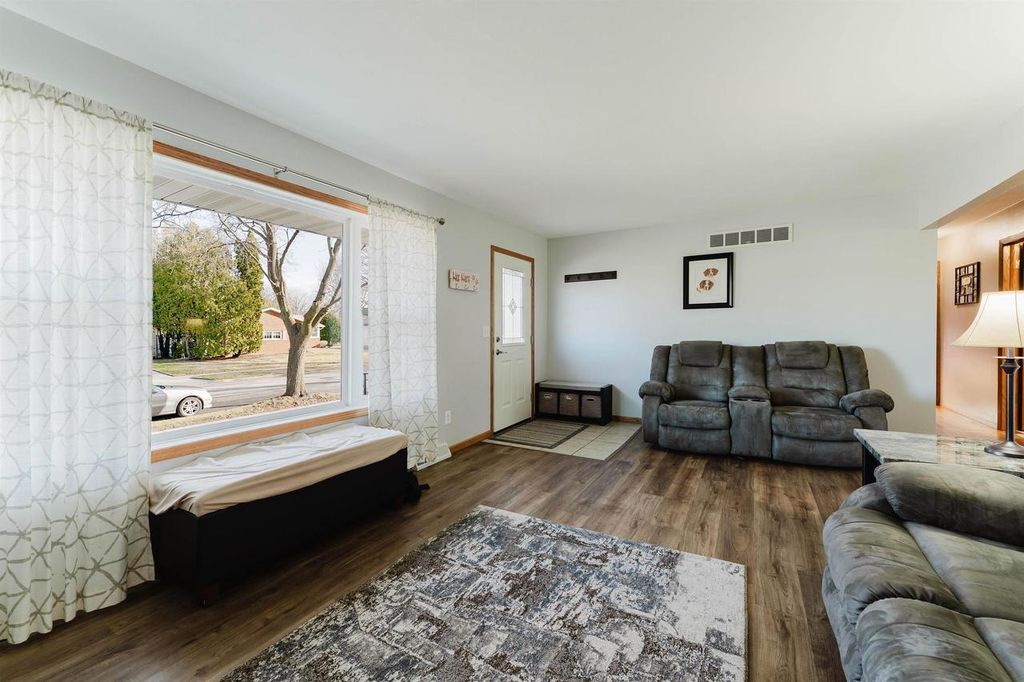 Photo of 1425 W 3rd AVENUE, Oshkosh, WI 54902 (MLS # 50322106)