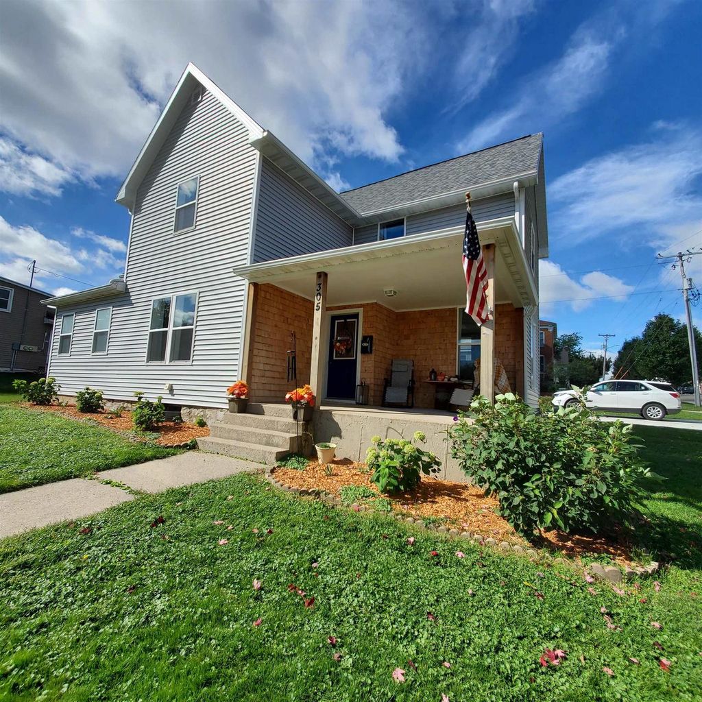 Photo of N82W13360 Fond Du Lac AVENUE #102, Menomonee Falls, WI 53051 (MLS # 1943953)