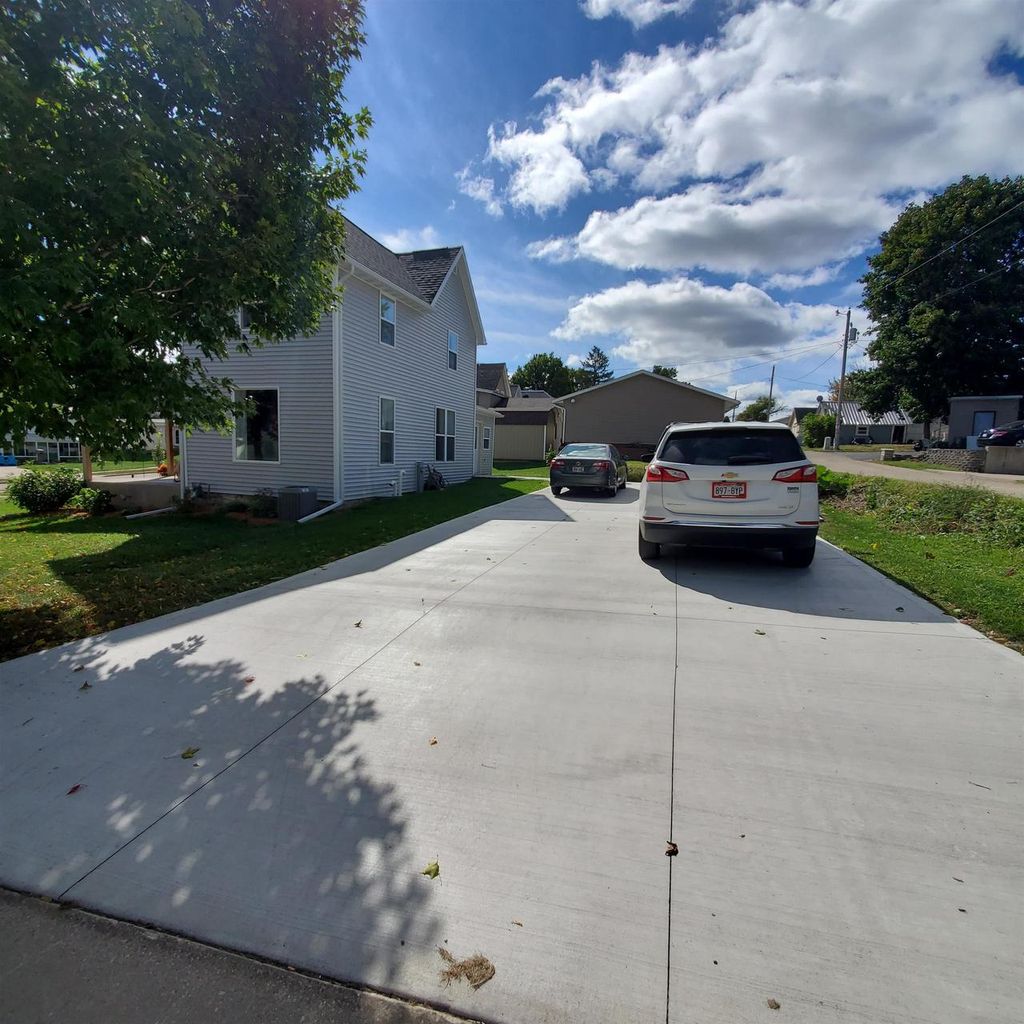 Photo of N82W13360 Fond Du Lac AVENUE #102, Menomonee Falls, WI 53051 (MLS # 1943953)