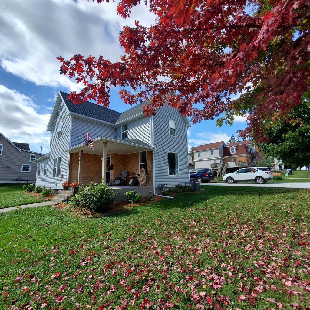 Photo of N82W13360 Fond Du Lac AVENUE #102, Menomonee Falls, WI 53051 (MLS # 1943953)