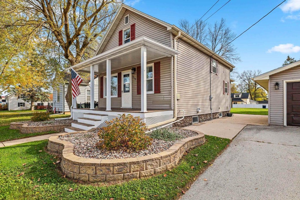 Photo of 310 W Pulaski STREET, Pulaski, WI 54162 (MLS # 50334623)