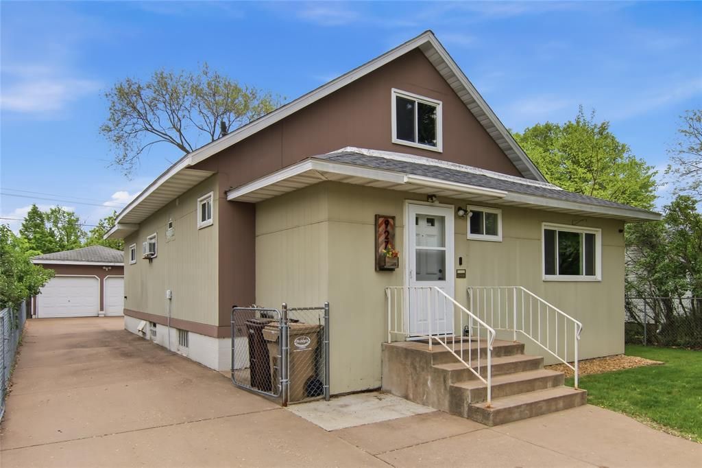 Photo of 927 Sheridan ROAD, Eau Claire, WI 54703 (MLS # 1601429)