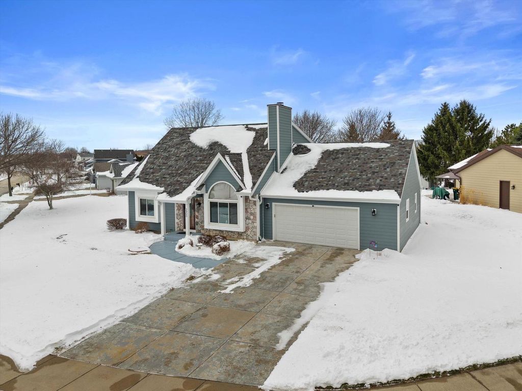 Photo of 2900 E Honeysuckle DRIVE, Oak Creek, WI 53154 (MLS # 1954594)