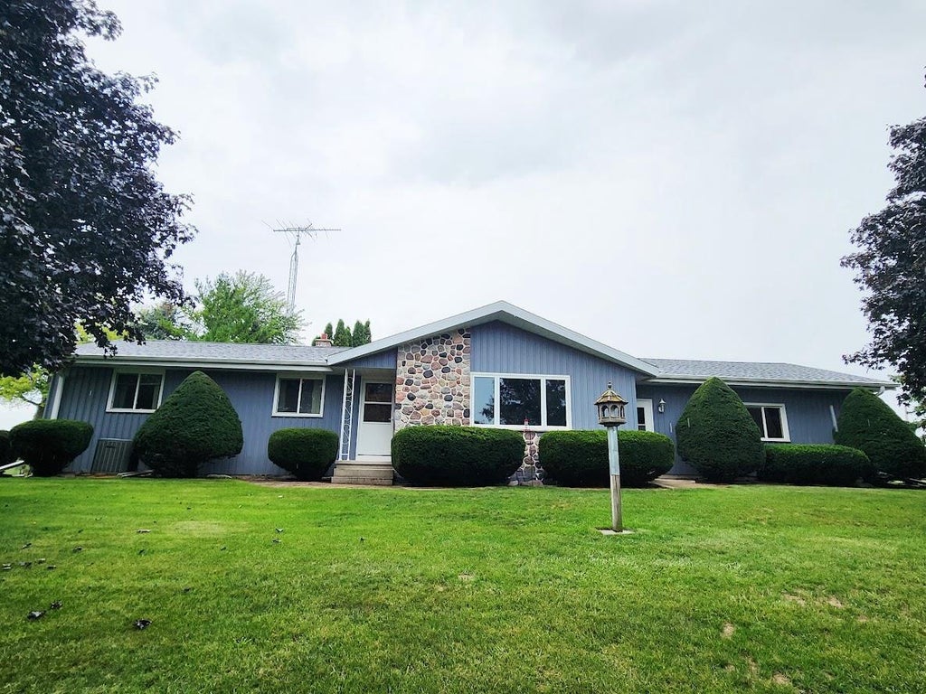 Photo of W2998 Ledge ROAD, Mount Calvary, WI 53057 (MLS # 50332374)