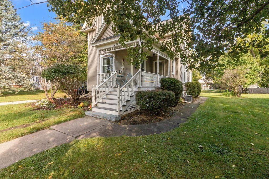 Photo of 214 Randall PLACE, Elkhorn, WI 53121 (MLS # 1937990)