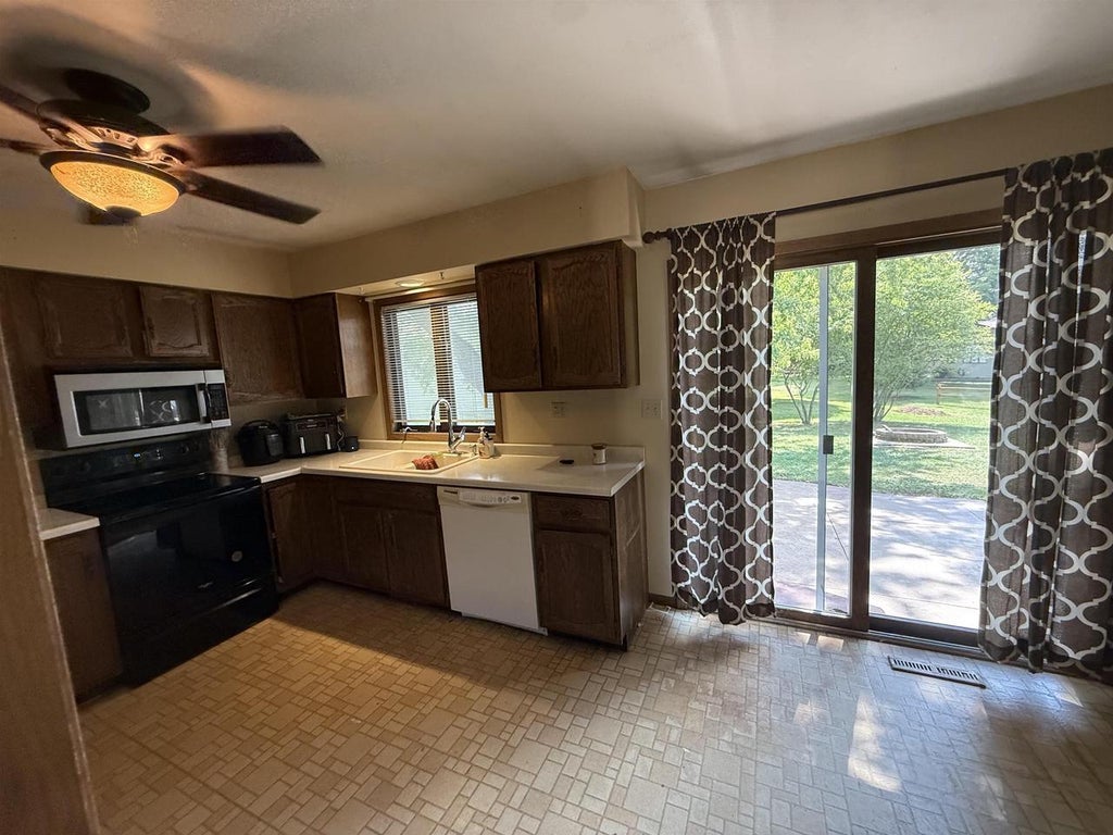 Photo of 1200 E 21st STREET, Marshfield, WI 54449 (MLS # 22604229)
